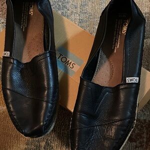 TOMS Men's Classic Black Leather Loafers 10M